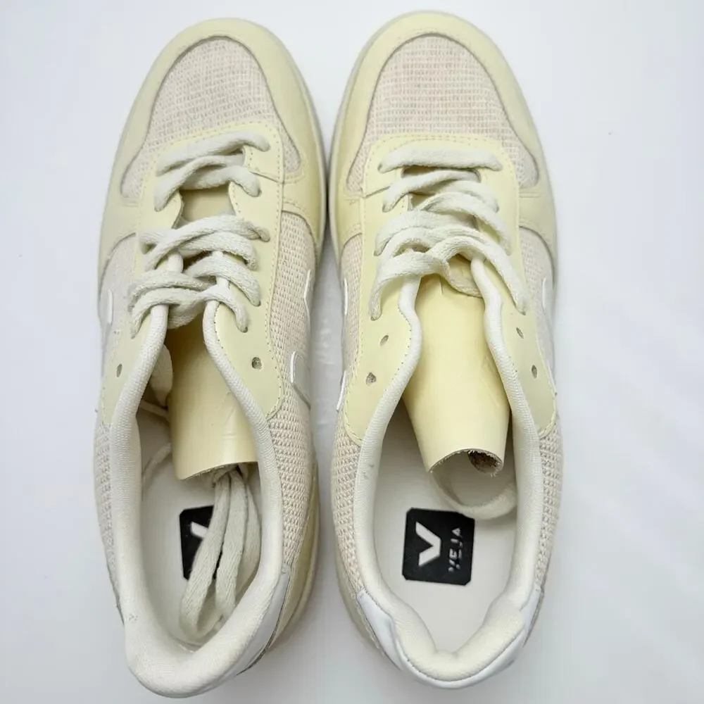 VEJA Women's V-10 Sneaker Size 9 / EUR 40
